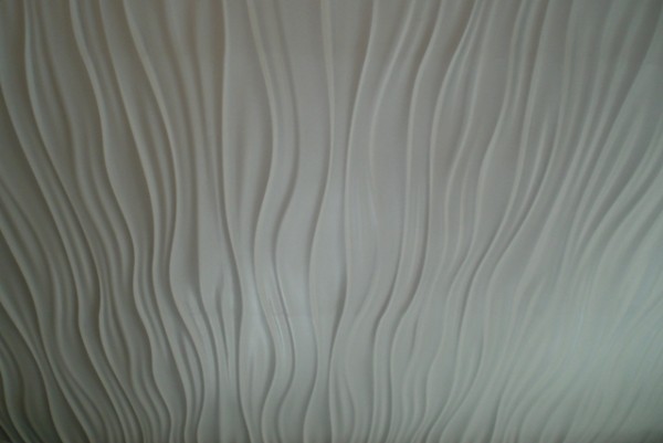 Evin duvarlarına orijinal bir görünüm vermek için, alçı dekoratif sıva gibi kuru bir karışımı kullanabilirsiniz.