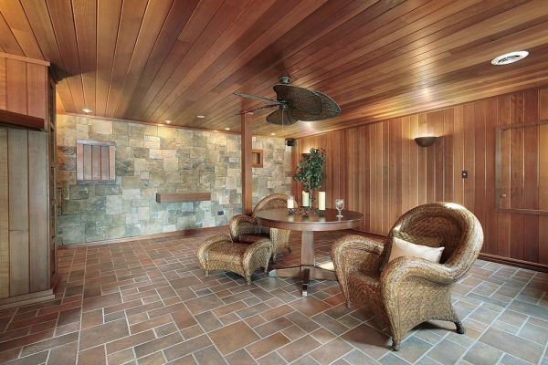 Rustykalny salon, zszyty drewnianymi panelami, potraktowany specjalnymi impregnacjami, które całkowicie zmieniły kolor drzewa