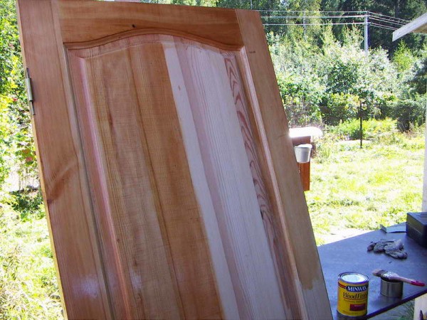 Comment peindre une porte en pin