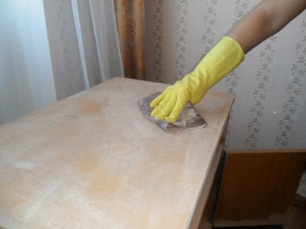 Cara melukis meja dari papan serpai dan menyiapkan permukaannya