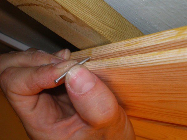 Astarı, geleneksel çiviler kullanarak panelin oluğundan sabitleme