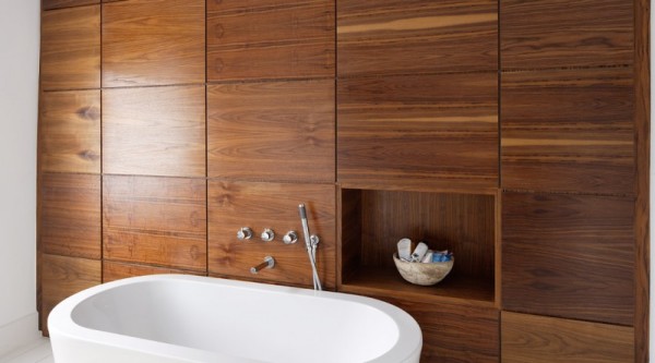 Sur la photo, nous voyons un exemple de la façon dont les panneaux en plastique à base de bois sont idéaux pour la salle de bain, créant une atmosphère de chaleur et de confort, car ils n'ont pas peur de l'humidité