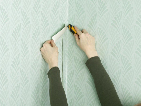 It is much more difficult to glue vinyl wallpaper in the corners of the room.