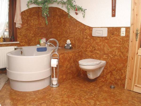 Salle de bain avec murs et sols en liège