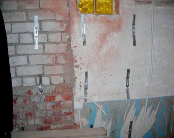 Τοίχος προετοιμασμένος για διακόσμηση, με σταθερά σύρματα για την εγκατάσταση μεταλλικών προφίλ οδηγού