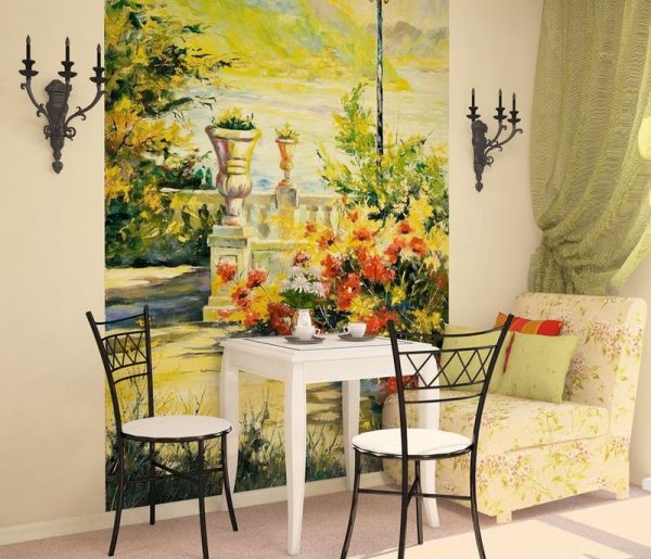 Papier peint texturé pour la cuisine sur le mur, imitant l'aquarelle, avec vue sur la terrasse