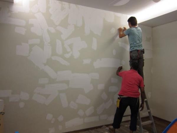 Det är viktigt att korrekt förbereda väggarna för limning. När allt kommer omkring kommer det icke-vävda tyget kvar på väggen, det behöver inte tas bort på flera år till.