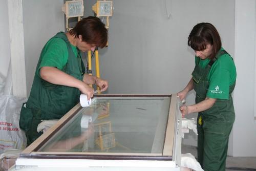 préparation d'une fenêtre en plastique pour la peinture