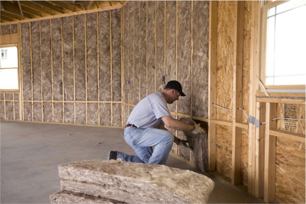 Les murs en bois peuvent être constitués de divers types de bois ou de leurs substituts, et ils ne sont pas tous très solides, de sorte que le cadre conçu pour le revêtement de plaques de plâtre aidera à éviter leur destruction.