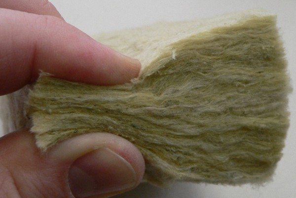 Degré de compression autorisé de la laine minérale. La taille est réduite de près de moitié, tandis que toutes les qualités d'isolation sont préservées