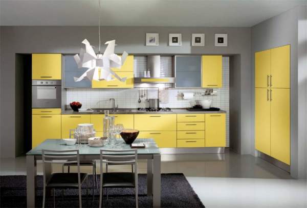 Jei spalvų schema parinkta teisingai, virtuvės dizainas gali būti glaustas