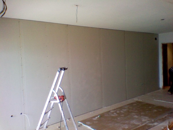 หากคุณต้องการจัดแนวกำแพงกับกำแพง drywall ก็ไม่จำเป็นต้องสร้างลังเพิ่มเติมคุณสามารถติดมันเข้ากับผนังได้ทันที