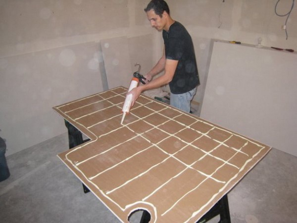 Les plaques de plâtre peuvent être collées directement sur les murs, sans faire de cadre supplémentaire pour leur installation