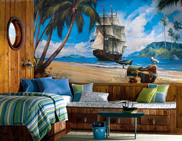 Des peintures murales prêtes à l'emploi pour enfants avec l'image d'un vieux navire et d'un coffre au trésor s'intègrent bien dans l'intérieur marin d'un futur aventurier