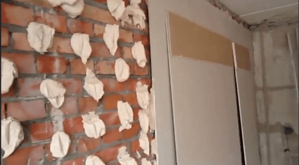 La colle de montage pour cloison sèche peut être appliquée non pas sur des feuilles, mais directement sur les murs
