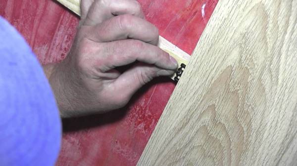 Installation av MDF-paneler kan utföras med kleimrar, skruvar eller självspännande skruvar