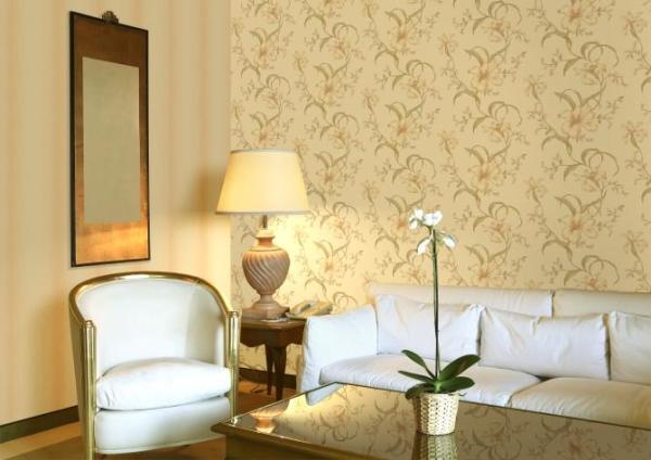 We zien een klassieke lichte woonkamer, waarvan de muren zijn versierd met vinylbehang met delicate kleuren, wat de stilistische oriëntatie van het interieur benadrukt