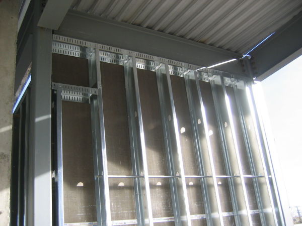 Vi ser et eksempel på en galvanisert profilramme for pussing av veggene.