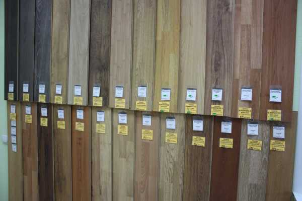 På fotot finns det ett stort urval av mdf-paneler med olika färger, som du kan se i alla byggnadsmaterialbutiker