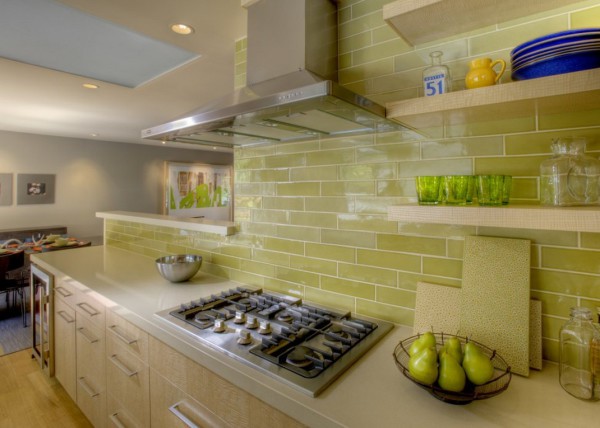La photo montre un exemple de tablier de cuisine dans une cuisine moderne, carrelé en forme de brique