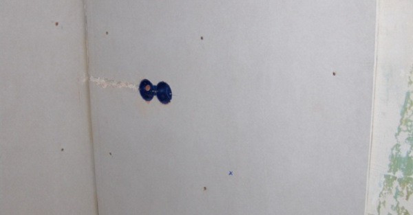 La photo montre un exemple d'installation de cloisons sèches sur le mur avec des chevilles, sans caisse