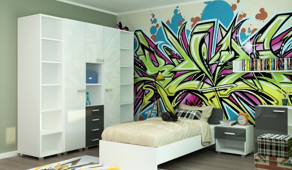 La photo montre un exemple de la façon de diluer le design blanc-gris et l'intérieur de la chambre des enfants d'un garçon en utilisant du papier peint photo avec l'image d'un graffiti multicolore à la mode