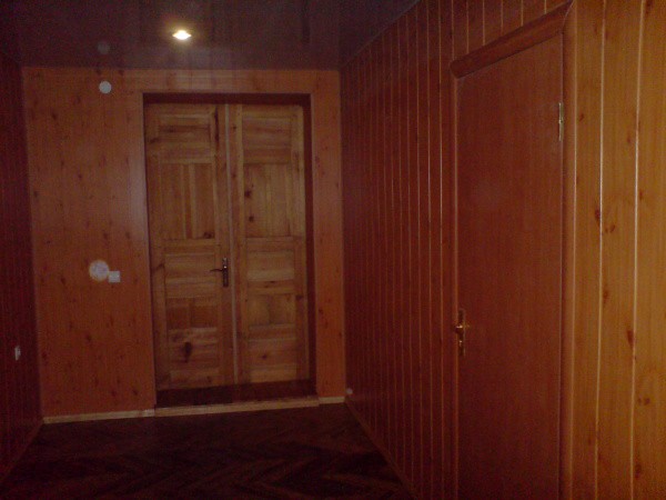 Trong ảnh, bạn có thể thấy một ví dụ về tấm ốp tường bằng gỗ trên tường của căn phòng