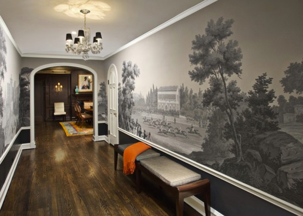 Fotoğrafta, odanın dar alanını görsel olarak genişletebilen siyah beyaz fotoğraf duvar kağıdını kullanarak, dairedeki koridordaki duvarların nasıl dekore edileceğine dair bir örnek görüyorsunuz.