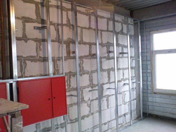 Sur la photo, vous voyez un exemple de construction d'un cadre métallique sur les murs du bloc de mousse, pour un gainage supplémentaire avec des plaques de plâtre