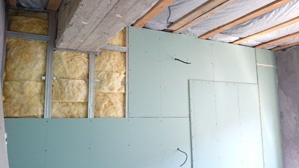 صندوق لألواح الجصي ، يسمح لك بعزل الجدران العازلة للصوت ، والتي تستخدم في كثير من الأحيان في المنازل الخاصة