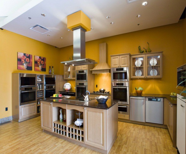 Dapur berwarna dalam warna oren