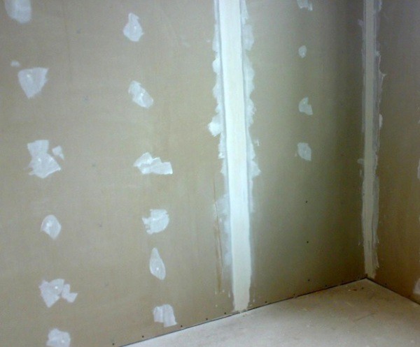 زخرفة الجدار مع الحوائط الجافة دون إنشاء إطار إضافي جيد للغرف الصغيرة ، لأنه لا يستغرق سنتيمترات إضافية من مساحة الغرفة