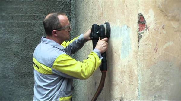 Πριν επικολλήσετε τους τοίχους με γυψοσανίδες, πρέπει να καθαριστούν πλήρως από το παλιό φινίρισμα έως την ίδια τη βάση
