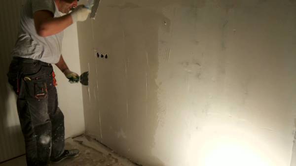 Antes de pegar las paredes con láminas de paneles de yeso, vale la pena preparar las paredes para que en el futuro no aparezca moho u hongo debajo de ellas.