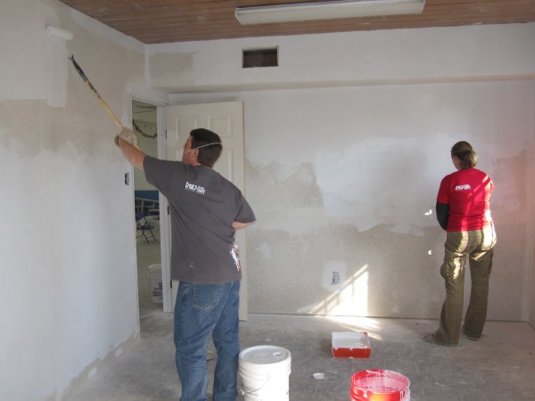 قبل تبطين الجدران بألواح الجبس ، يجب تحضير الجدران وإزالة بقايا التشطيب القديم وتطبيق تركيبة واقية خاصة