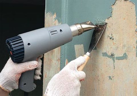 Préparation des murs pour le papier peint après la peinture