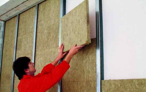 At opbygge en ramme til pudsning af væggene giver yderligere muligheder, for eksempel kan du isolere væggene