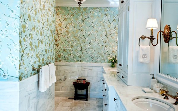 Dengan keinginan yang kuat, anda dapat menemui kertas dinding bukan tenunan dengan peningkatan ketahanan kelembapan, dan mereka dapat menghiasi bilik mandi anda dengan mudah