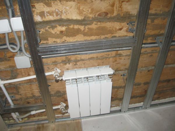 Lorsque vous collez directement des murs avec des plaques de plâtre, vous ne pourrez pas cacher les tuyaux et les fils de communication à domicile derrière eux