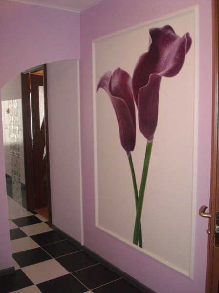Un exemple de la façon de décorer un mur dans le couloir est bon si les couleurs sur le papier peint photo sont répétées dans le reste de l'intérieur de la pièce, peut-être un ton plus clair ou plus sombre, cela créera un intérieur plus harmonieux de la pièce
