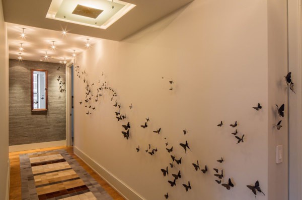 Ek dekorasyon aksesuarları ile koridordaki boş bir duvarın nasıl dekore edileceğine bir örnek