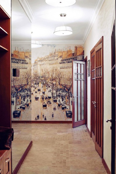 Un exemple de la façon de décorer un mur dans le couloir à l'aide de papier peint avec l'image de la vieille rue de la ville, ils donnent de la perspective et augmentent visuellement l'espace de la pièce