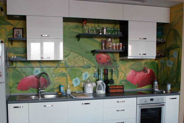L'attrattiva e l'originalità di una cucina semplice possono aggiungere le sue pareti, rifinite con vari materiali di finitura.