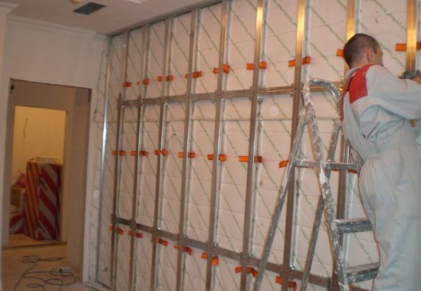 Processen för att skapa en metalllåda för installation av mdf-väggpaneler