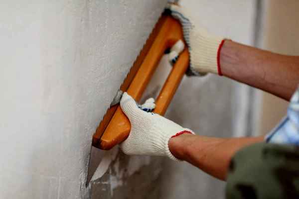 El procés d’anivellar les parets abans d’aplicar-les panells de paret mdf