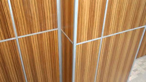 Panneaux en PVC imitant la texture du bois