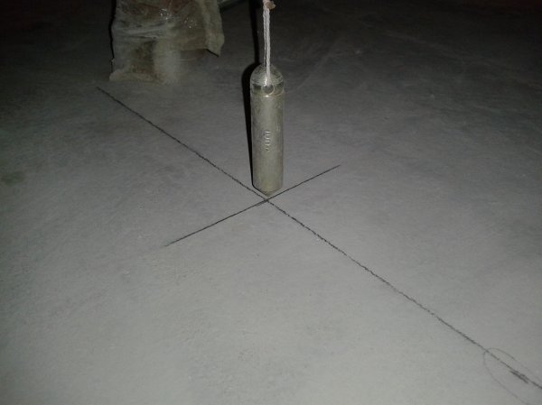 Gipskartonio konstrukcijos žymėjimas po rėmu turėtų būti ne tik ant sienų, bet ir ant grindų bei lubų, kad konstrukcija būtų kuo lygesnė