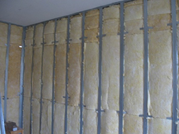 Mur avec caisse en métal, isolé avec des feuilles de laine minérale
