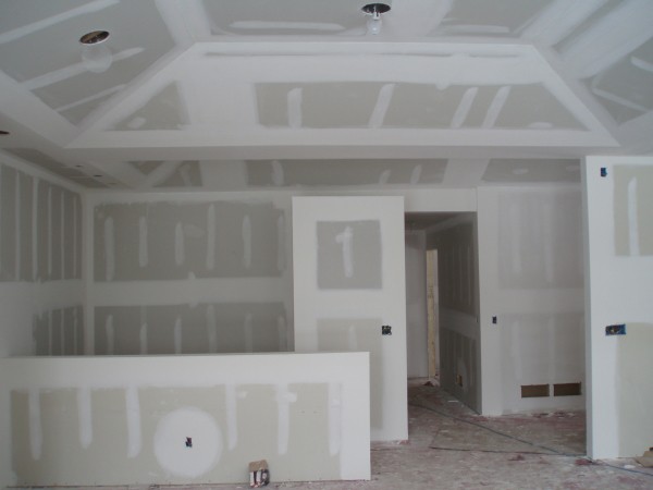 Les murs tapissés de plaques de plâtre deviennent très lisses et n'importe quelle finition décorative peut être utilisée sur eux.
