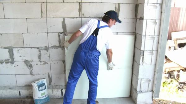 Cette méthode d'installation des plaques de plâtre convient aux murs en brique ou en pierre, où la colle n'aide pas.